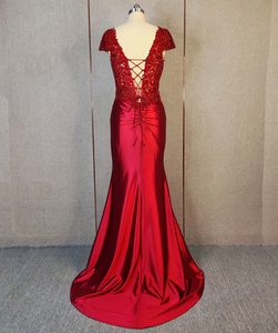 Abiti da ballo in raso elasticizzato bordeaux con scollo a V, corpetto con paillettes e perline, modello a <span class=keywords><strong>sirena</strong></span> con strascico. - Product Image 4