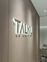 RFQprint Tanda Toko Luar Ruangan Mewah Custom Beriluminasi, Huruf Saluran Merah Terverifikasi, Tepi Logam Akrilik 3D LED untuk Iklan