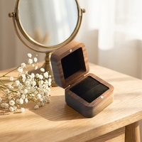 Boîte à bagues moderne en bois de noyer Ensemble de rangement de bijoux de mariage de qualité supérieure Décoration gravée Vente à chaud Emballage d'affichage de cadeaux d'amour Coffre-fort