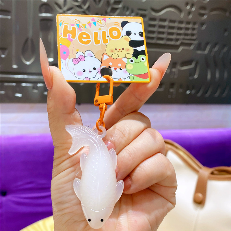 Hola, pescado a la parrilla que cambia de color bajo la luz.