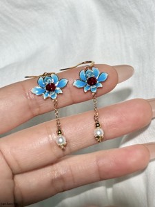 Pendientes de Plata 925 UM Jewelry con Rubí Rojo Cultivado en Laboratorio, Diseño de Flor de Loto, para Uso Diario, Celebraciones o Regalo, Unisex - Product Image 3