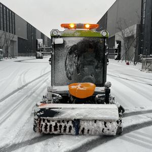 Balayeuses électriques Fresh Designs avec larges bandes de nettoyage pour routes publiques et aires de stationnement – Machine de balayage routier - Product Image 3