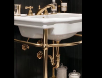 Meuble de salle de bain de luxe pour chambre d'hôtel, pour suites et chambres nouvellement rénovées, hôtel en centre ville, avec console de lavabo dorée et pieds en laiton