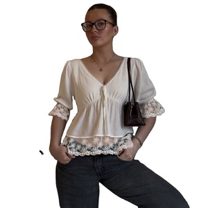 Chemise à manches courtes décontractée à col en V en dentelle écologique tricotée d'été avec détail de nœud devant et coupe ample - Product Image 2