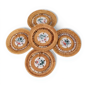 Sous-verre en rotin fait main de style bohème en fibres naturelles pour la protection des tasses, des mugs et des verres, décoration de table pour l'intérieur de la maison, Vietnam - Product Image 1