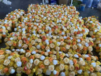Livraison rapide, chemin de table floral de luxe, fleurs artificielles en soie au toucher réel pour la décoration des hôtels, des salles à manger et des mariages