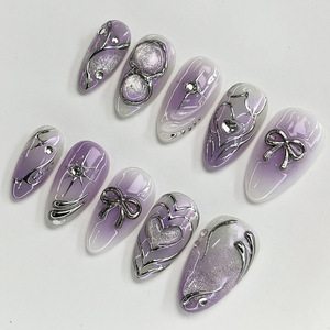 Unghie Finte Press-On Effetto Occhio di Gatto Sfumato Viola Chiaro con Fiocco 3D in Metallo, Cuore, Stella e Strass Lucidi, Forma a Mandorla, Stile Y2K, Riutilizzabili - Product Image 1