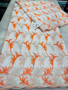 Tessuto in cotone ricamato colorato con occhielli, pizzo svizzero floreale traforato con filo glitterato per abiti da donna - Product Image 4