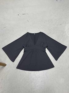 Blusa de punto de manga acampanada de color liso con estampado digital ecológico, top sexy con cuello en V de longitud media y detalles modernos - Product Image 2