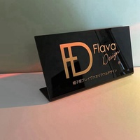 Support d'affichage en acrylique personnalisé en forme de L, logo doré, haute transparence, taille personnalisée disponible pour le branding de bureau
