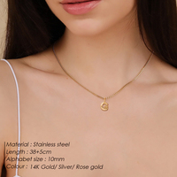 Collar EMANCO con Letra Inicial Texturizada, Cadena Minimalista de Acero Inoxidable con Baño PVD en Color Dorado, Regalo con Nombre para Mujer, Uso Diario