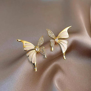 Orecchini a Perno E4384 con Farfalla Dorata e Perla Centrale, Gioielli alla Moda - Product Image 3