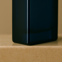 Flacon de parfum concentré en verre bleu foncé givré de luxe, vide et rechargeable, avec bouchon pulvérisateur, disponible en 30ml, 50ml, 100ml, et diffuseur à bâtonnets avec emballage.