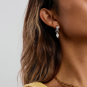 Pendientes de tuerca de moissanita VVS GRA de corte redondo con diseño de cola de pez de líneas simples, rellenos de oro de 14K, joyería de uso diario para mujer - Product Image 3