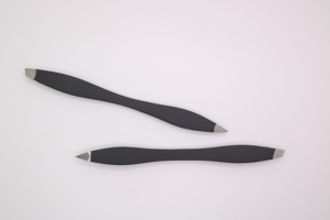Pinzas de Punta Inclinada con Recubrimiento Negro, Acero Inoxidable, Herramienta de Precisión para Depilación y Diseño de Cejas, Suministro Profesional para Salón de Belleza - Product Image 5