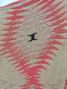 Cape tricotée décontractée bohème chic avec embellissement aigle complexe et logo tribal sur le devant - Product Image 4