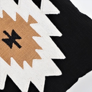 Housse de coussin carrée tuftée à la main, texture bohème, patchwork noir et jaune moutarde, pour canapé, décoration intérieure - Product Image 2
