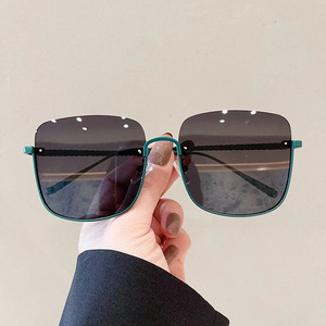 Gafas de Sol Cuadradas Unisex Qianai, Montura Color Té Oceánico, Lentes de PC Doradas, Protección UV400 Tipo 3, Modelo G2-77492 - Product Image 4