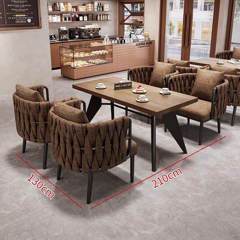 Un conjunto de cuatro personas sentadas una frente a la otra.