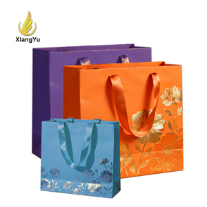 ถุงกระดาษสีเขียวแบบกำหนดเองพร้อมหูหิ้ว ถุงของขวัญขนาดกลางจำนวนมาก 12 สี รุ่นซีเนียร์ ใช้ได้หลากหลาย - Product Image 1