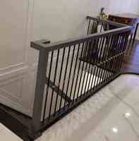 Großhandel dekorative schwarz pulver beschichtete quadratische hohle schmiede eiserne Treppe Baluster mit zwei Knöcheln & einem Korb