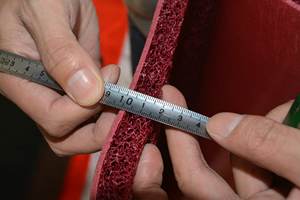 Services <span class=keywords><strong>de</strong></span> découpe et <span class=keywords><strong>de</strong></span> moulage, feuille <span class=keywords><strong>de</strong></span> coussin en PVC résistante à <span class=keywords><strong>l</strong></span>'abrasion, dureté 65 Shore A, pour les bords des escaliers mécaniques - Product Image 4