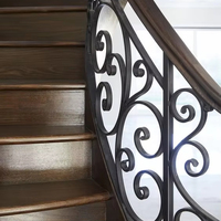 Escalier incurvé en fer forgé avec escalier intérieur en marbre pour villa moderne avec garde-corps en verre caractéristique architecturale en spirale