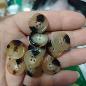 Boutons en corne couleur B, écologiques, artisanaux, polis, accessoires de couture, décoration intérieure, souvenir, imitation antique, Uttar Pradesh - Product Image 1