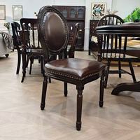 Chaise de salle à manger rétro française en bois massif avec dossier rond et revêtement en cuir, garniture cloutée pour mobilier de salle à manger