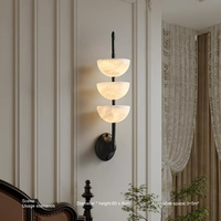 Applique murale LED de luxe en albâtre espagnol, laiton et marbre naturel pour éclairage d'ambiance intérieur de hôtels, villas et couloirs