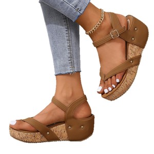 Sandales à plateforme pour femmes avec clip d'orteil et rivets, semelle épaisse, nouvelle collection été, style romain européen et américain, vente en gros - Product Image 5