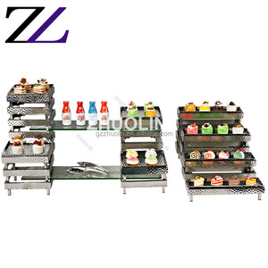 Mostrador de restaurante de hotel dorado con soportes, platos de vidrio para servir postres frescos, magdalenas, catering, mesa de buffet para exhibición de alimentos - Product Image 4