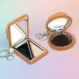 Nouveau Miroir de Maquillage Portable Pliant Série Tête d'Animal, Miroir de Retouche en Peluche Mignon pour Étudiants, Miroir Rabattable Porte-clés pour Femmes - Product Image 6