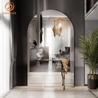Table console moderne de luxe avec base sculpturale or rose et miroir arqué, table d'entrée pour la décoration de couloir, mobilier haut de gamme Daylight