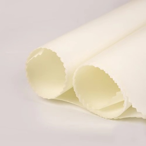 Tissu de bâche transparent enduit de PVC blanc 840D résistant aux déchirures, personnalisable, très demandé, pour gants médicaux, équipement de protection et utilisation automobile - Product Image 4