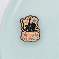 Broche Métallique Chat Inspirant : Chat Noir Souriant et Somnolent Allongé sur Fond Crème, Multicolore, « Tends les Ailes vers les Étoiles »