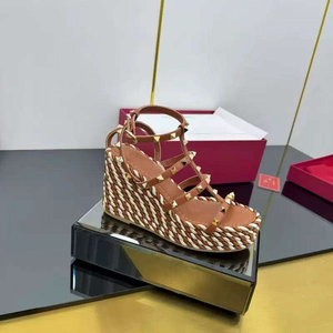 Sandalias de tacón grueso de lujo de diseñador de moda 2026, de cuero genuino, con tejido, elevación interna y remaches antideslizantes - Product Image 4