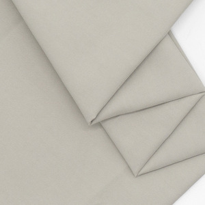 Tissu sergé en coton poly 60S légèrement extensible, couleur kaki, en stock pour vêtements, pantalons, chemises, vestes - Product Image 3
