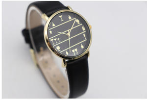 Reloj de pulsera minimalista de cuero para mujer, hecho a medida, con marcadores de hora de notas musicales - Product Image 2