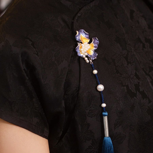 Broche Fleur d'Iris Peinte à la Main, Épingle en Cuivre avec Accent Perle d'Eau Douce, Broche de Mariage Vintage en Émail pour Femme, Bijou de Luxe Léger - Product Image 4