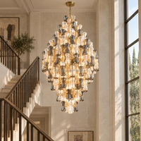 Grand lustre sculptural en verre à plusieurs niveaux, ambre fumé gris, suspension spectaculaire pour hall d'hôtel, escalier, foyer