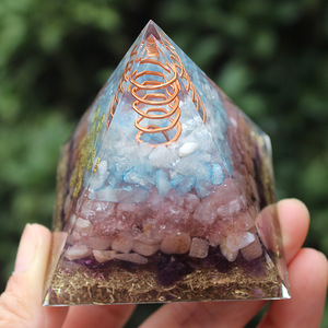 Pyramide en résine époxy, décoration artisanale pour la maison, avec bobine en cuivre et motif du cube de Metatron - Product Image 4