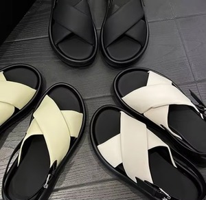 Sandalias de Plataforma con Tiras Cruzadas, Color Sólido, Sandalias Planas con Punta Cerrada y Tiras en X, Sandalias de Playa de Plataforma para Mujer, Verano 2025 - Product Image 1