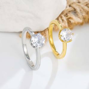 Bague en Acier Inoxydable Plaqué Or 18K et Argent Bicolore avec Zircon Rond à Six Griffes - Bijou Classique de Luxe Léger pour le Quotidien - Product Image 1