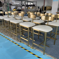 Chaise de cuisine moderne de luxe à hauteur de comptoir pour café et boutique, cadre en acier inoxydable doré et tabourets rembourrés à boucle blanche, chaises de bar