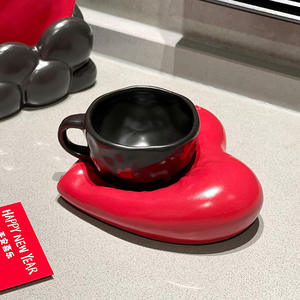 Venta al por mayor de fábrica: Tazas y platos en forma de corazón, tazas de café de cerámica, tazas de leche de alta calidad, tazas para café y latte art para el hogar. - Product Image 3