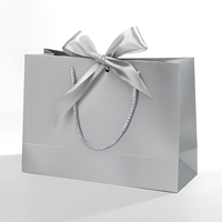 Sacs cadeaux en carton recyclable de luxe avec nœud, poignées longues, impression de logo personnalisée pour l'emballage de vêtements, de cosmétiques et d'artisanat