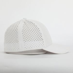 Gorra de Béisbol Personalizada OEM de 6 Paneles, Blanca, con Perforaciones Cortadas a Láser, Impermeable, con Logotipo de Goma, Cierre Trasero Ajustable, Estilo Dad Hat - Product Image 4