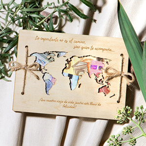 Regalo di compleanno in legno fermasoldi involucro in contanti con carta di auguri mappa del mondo decorata con fermasoldi in legno - Product Image 1