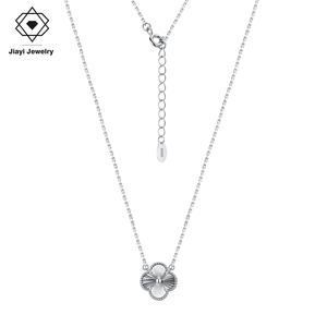 Collar de Plata de Ley S925 con baño de Rodio, Trébol de Cuatro Hojas, Colgante Floral Láser, Cadena de Clavícula de Lujo Ligero, Regalo para Fiesta - Product Image 1